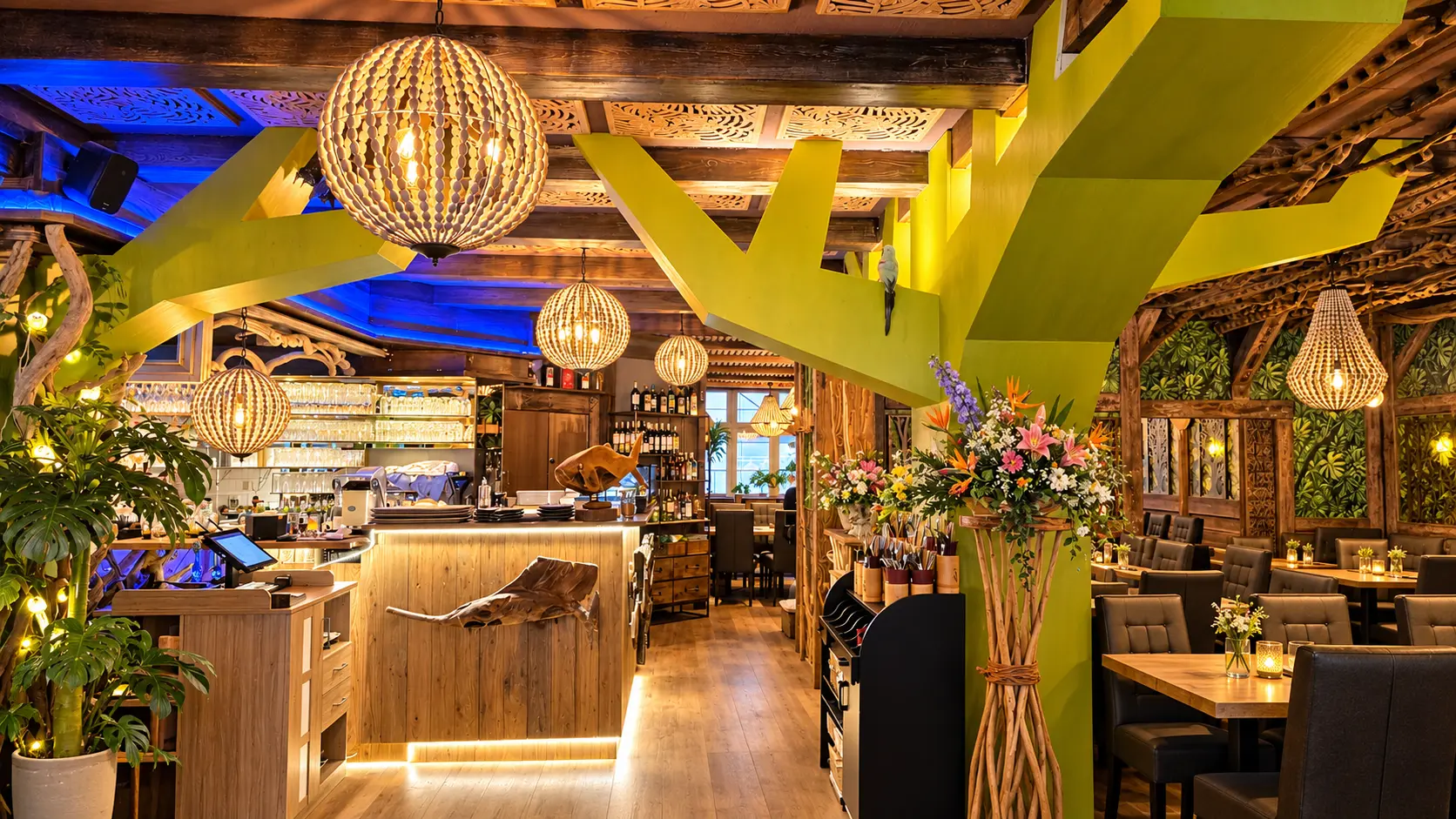 Restaurantbar mit Kugellampen
