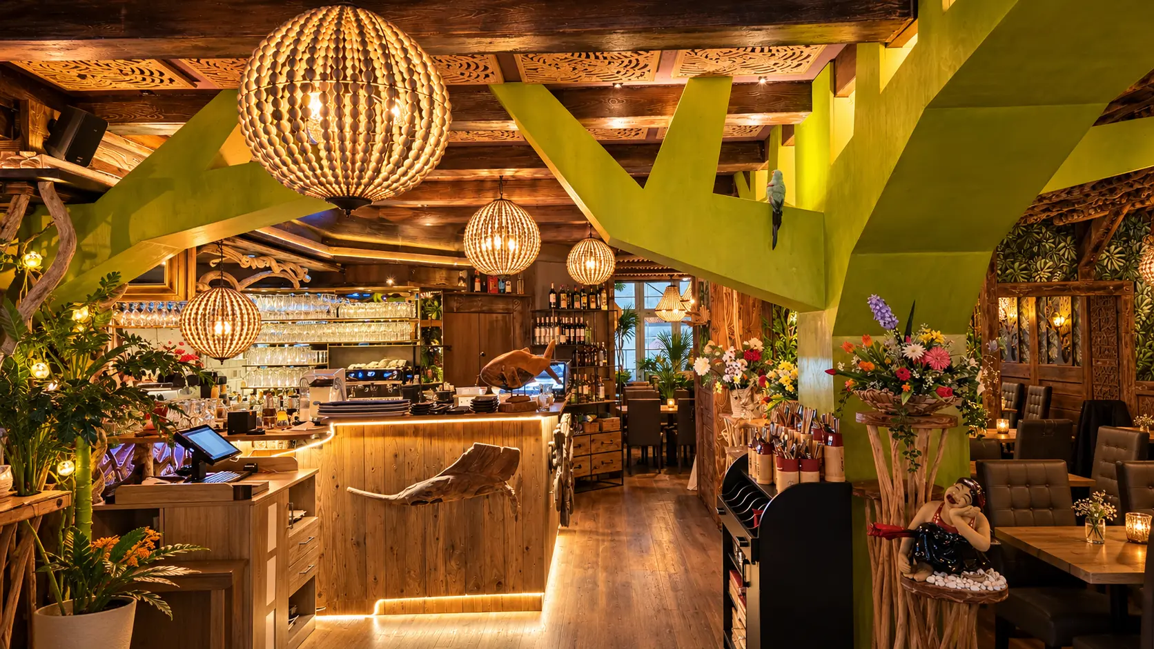 Bar mit grünem Baum-Pfeiler