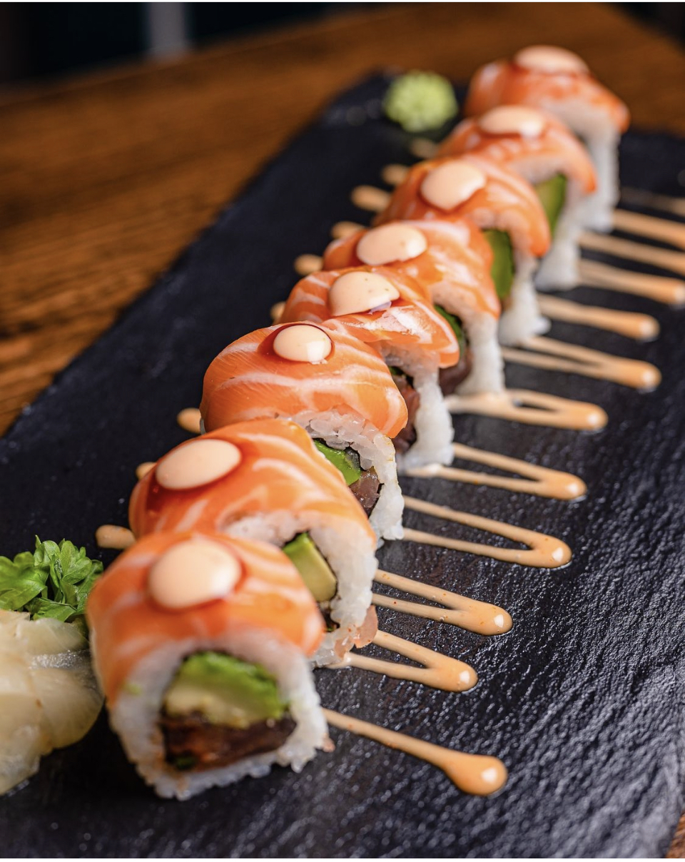 Koch beim Anrichten einer Sushi-Fusion-Kreation